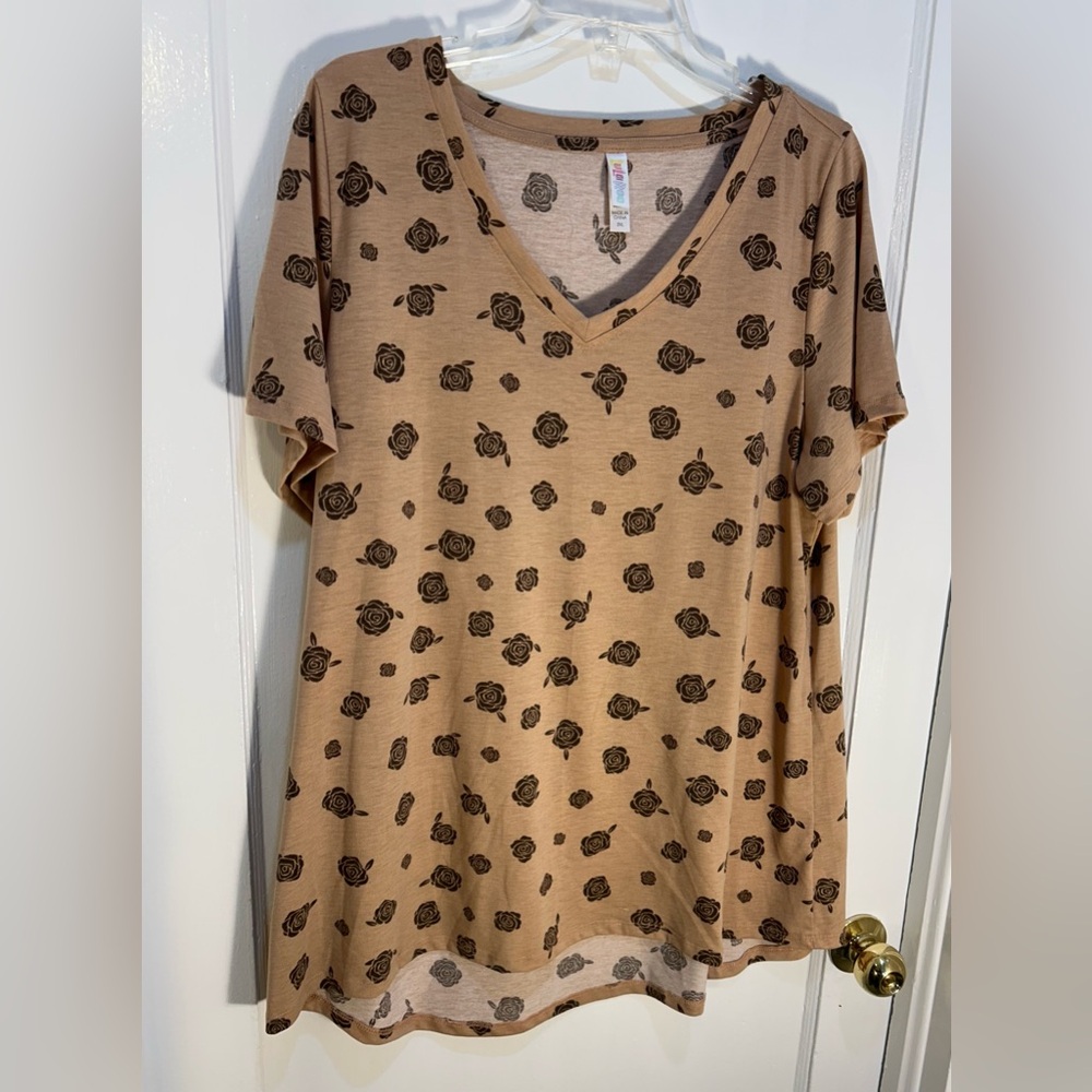 LuLaRoe 2XL V-Neck Short Sleeve T-Shirt Blouse Tan With Dark Brown Rosettes - Picture 1 of 7